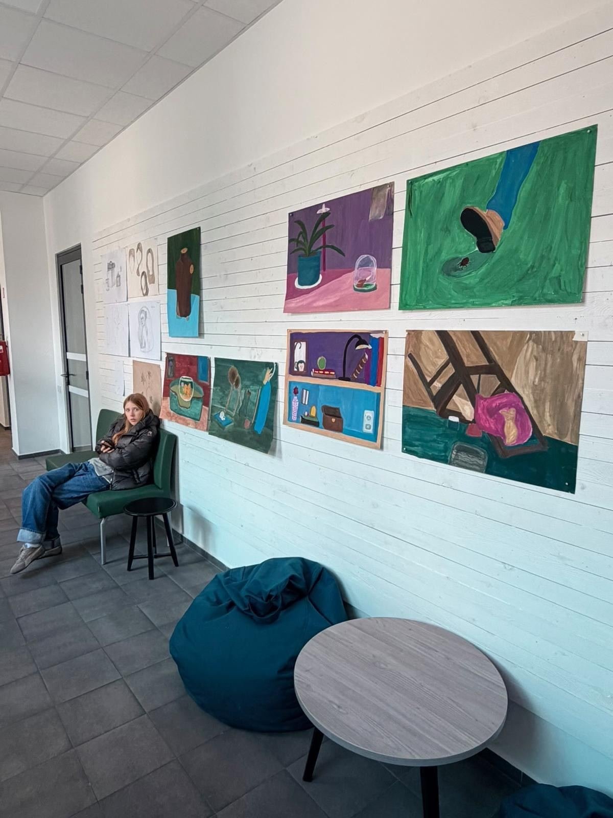 The wall in our common room, installation view by Laura Kolesnikovaitė